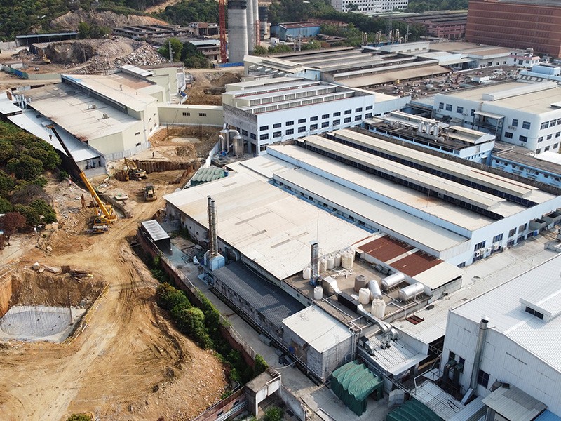 赣深高铁中铁十九局跨厂施工现场